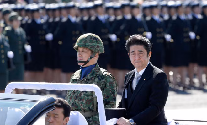 Thủ tướng Nhật Bản Shinzo Abe duyệt đội danh dự Lực lượng Phòng vệ Nhật Bản. Thủ tướng Nhật Bản Shinzo Abe duyệt đội danh dự Lực lượng Phòng vệ Nhật Bản.