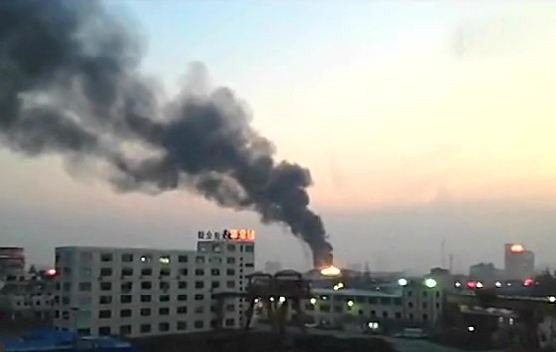 Khói đen bốc lên từ khu nhà giam phạm nhân nữ nhà tù Thượng Hải, Trung Quốc. Khói đen bốc lên từ khu nhà giam phạm nhân nữ nhà tù Thượng Hải, Trung Quốc.