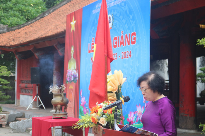 Hiệu trưởng nhà trường, Thạc sĩ Đặng Ngọc Trâm đọc thư chúc mừng nhân dịp khai giảng năm học mới của Chủ tịch nước Võ Văn Thưởng. Hiệu trưởng nhà trường, Thạc sĩ Đặng Ngọc Trâm đọc thư chúc mừng nhân dịp khai giảng năm học mới của Chủ tịch nước Võ Văn Thưởng.