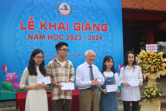 Thầy Nguyễn Tùng Lâm trao thưởng và chụp ảnh lưu niệm cùng 4 học sinh đạt điểm cao trong kỳ thi tốt nghiệp trung học phổ thông 2023. Trong đó các em đều đạt điểm tổng xét tuyển từ 25,15 điểm trở lên. Thầy Nguyễn Tùng Lâm trao thưởng và chụp ảnh lưu niệm cùng 4 học sinh đạt điểm cao trong kỳ thi tốt nghiệp trung học phổ thông 2023. Trong đó các em đều đạt điểm tổng xét tuyển từ 25,15 điểm trở lên.