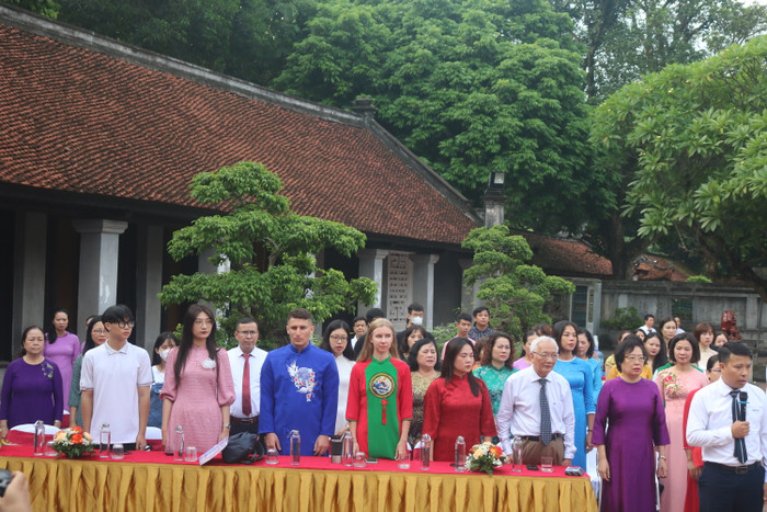 Các đại biểu cùng ban lãnh đạo của Trường trung học phổ thông Đinh Tiên Hoàng trong buổi lễ khai giảng. Các đại biểu cùng ban lãnh đạo của Trường trung học phổ thông Đinh Tiên Hoàng trong buổi lễ khai giảng.