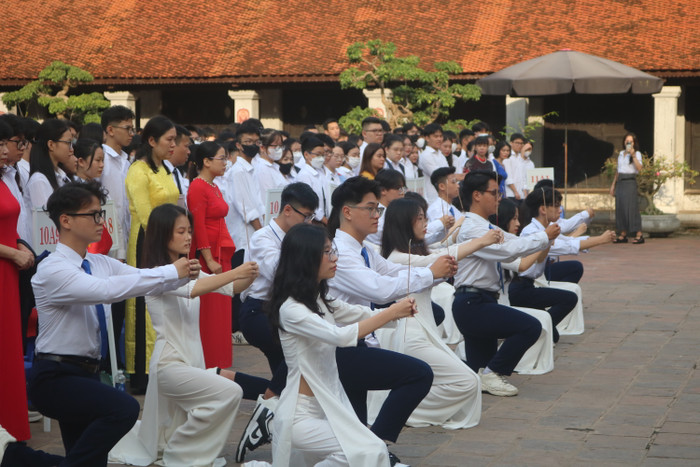 Học sinh dâng hương tưởng nhớ về anh hùng dân tộc Đinh Tiên Hoàng và thề nguyền thực hiện “lời thề khuyến học” thiêng liêng trước buổi lễ khai giảng. Học sinh dâng hương tưởng nhớ về anh hùng dân tộc Đinh Tiên Hoàng và thề nguyền thực hiện “lời thề khuyến học” thiêng liêng trước buổi lễ khai giảng.