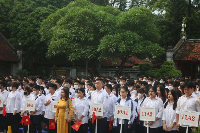 Quang cảnh tại buổi lễ khai giảng của Trường trung học phổ thông Đinh Tiên Hoàng (Ba Đình, Hà Nội). Quang cảnh tại buổi lễ khai giảng của Trường trung học phổ thông Đinh Tiên Hoàng (Ba Đình, Hà Nội).