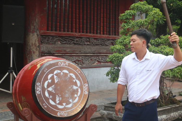 Tiếng trống trường vang lên, năm học 2023-2024 của thầy và trò Trường trung học phổ thông Đinh Tiên Hoàng chính thức bắt đầu. Tiếng trống trường vang lên, năm học 2023-2024 của thầy và trò Trường trung học phổ thông Đinh Tiên Hoàng chính thức bắt đầu.