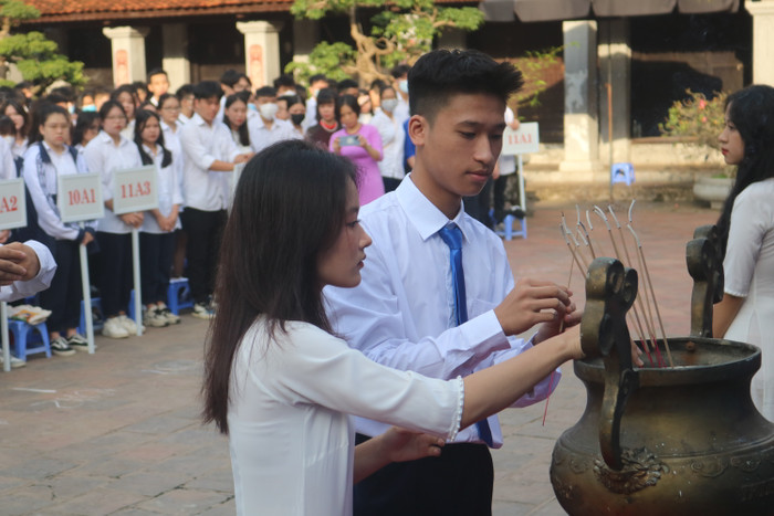 Học sinh dâng hương tưởng nhớ về anh hùng dân tộc Đinh Tiên Hoàng và thề nguyền thực hiện “lời thề khuyến học” thiêng liêng trước buổi lễ khai giảng. Học sinh dâng hương tưởng nhớ về anh hùng dân tộc Đinh Tiên Hoàng và thề nguyền thực hiện “lời thề khuyến học” thiêng liêng trước buổi lễ khai giảng.