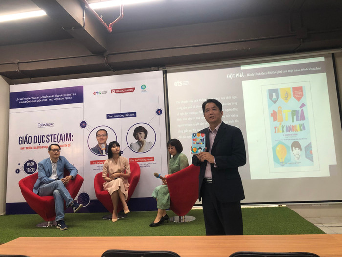 Ông Đỗ Hoàng Sơn chia sẻ phương pháp rèn luyện về thói quen đọc sách cho trẻ, cũng như cuốn sách "Đột phá" tiêu biểu trong tủ sách STEM. Ông Đỗ Hoàng Sơn chia sẻ phương pháp rèn luyện về thói quen đọc sách cho trẻ, cũng như cuốn sách "Đột phá" tiêu biểu trong tủ sách STEM.