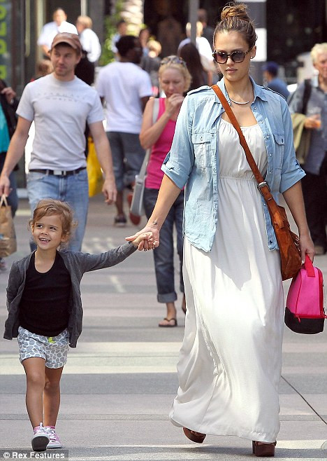 Jessica Alba đưa con ra ngoài cuối tuần vừa qua trong bộ váy maxi trắng Jessica Alba đưa con ra ngoài cuối tuần vừa qua trong bộ váy maxi trắng