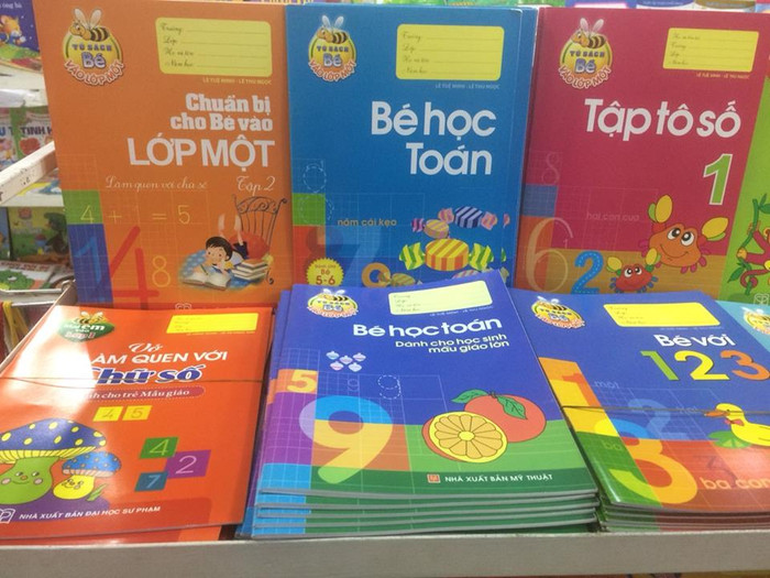 Sách giáo khoa được chiết khấu "hoa hồng" cao. (Ảnh: T.V) Sách giáo khoa được chiết khấu "hoa hồng" cao. (Ảnh: T.V)