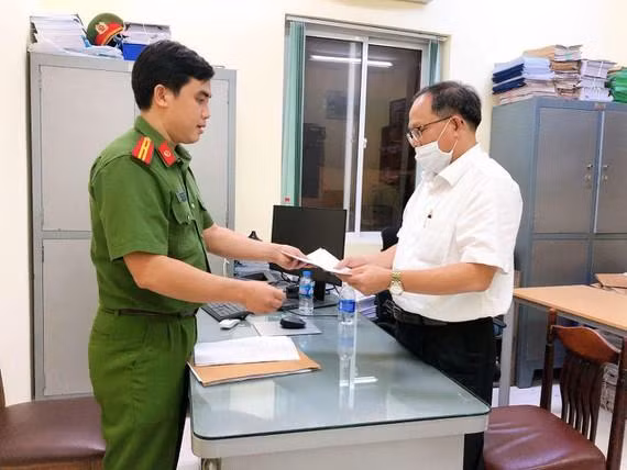 Ông Tất Thành Cang nhận quyết định khởi tố bị can, lệnh bắt tạm giam để điều tra, ảnh: Báo Sài Gòn Giải phóng.