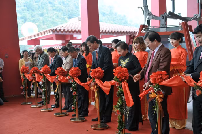 Phó chủ tịch nước Nguyễn Thị Doan cùng đoàn đại biểu cắt băng khánh thành khai trương Cáp treo Tây Thiên.