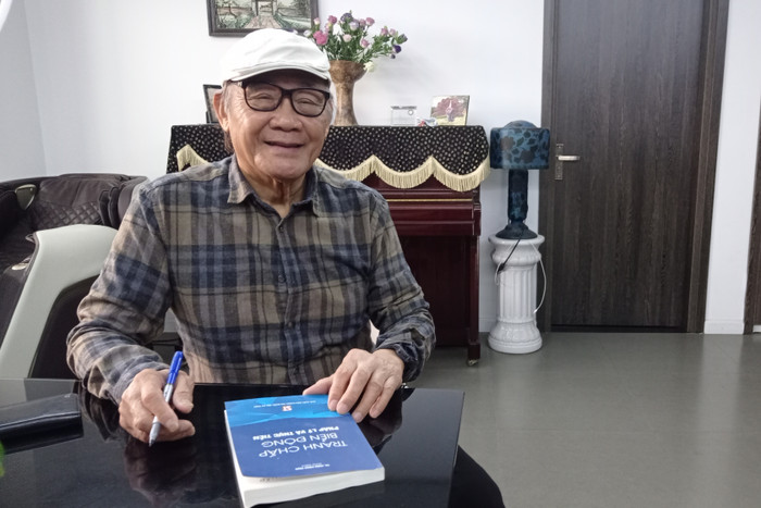 TS Trần Công Trục chia sẻ về cuốn sách. TS Trần Công Trục chia sẻ về cuốn sách.