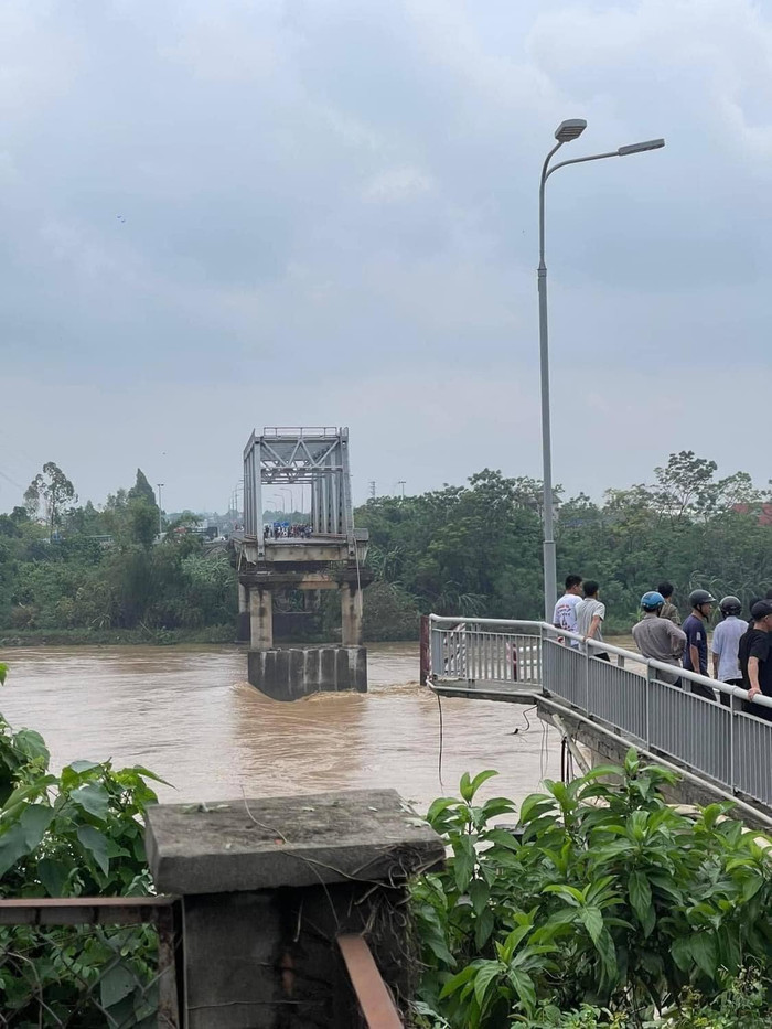 Cầu Phong Châu bắc qua sông Hồng nối hai huyện Lâm Thao và Tam Nông thuộc tỉnh Phú Thọ bị sập sáng ngày 9/9. 459032920_27539474838984863_308257444421163325_n.jpg