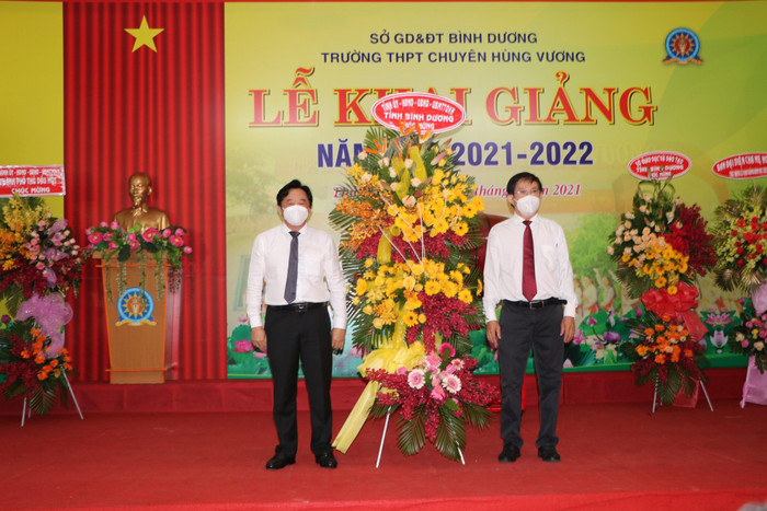 Ông Nguyễn Hoàng Thao (trái) tặng lẵng hoa chúc mừng nhà trường nhân dịp khai giảng năm học mới. Ảnh: Hữu Đức Ông Nguyễn Hoàng Thao (trái) tặng lẵng hoa chúc mừng nhà trường nhân dịp khai giảng năm học mới. Ảnh: Hữu Đức