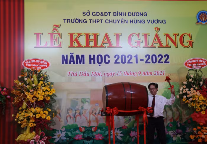 Thầy Nguyễn Văn Sơn, Hiệu trưởng trường Trung học phổ thông Chuyên Hùng Vương đánh trống khai trường. Ảnh: Hữu Đức