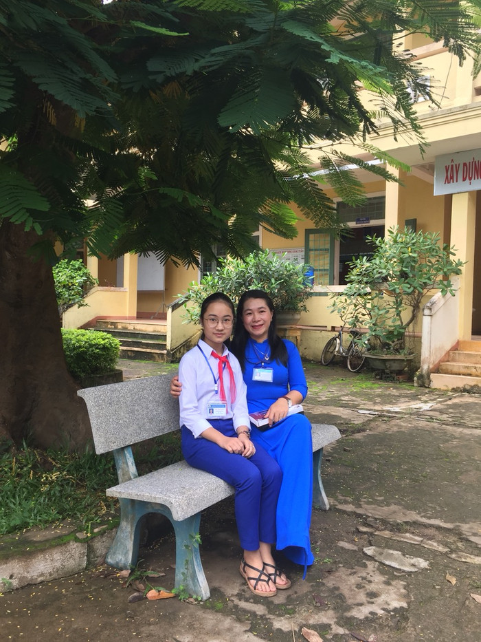 Cô giáo Hồ Thị Tố Trinh bên học trò của mình. Ảnh: LC Cô giáo Hồ Thị Tố Trinh bên học trò của mình. Ảnh: LC