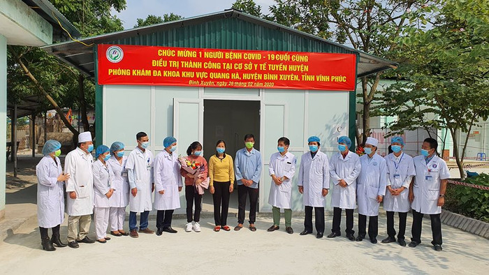 Sáng 26/2, bệnh nhân N.V.V (55 tuổi, ở Sơn Lôi, Bình Xuyên, Vĩnh Phúc) dương tính với virus Covid- 19 đã khỏi bệnh và được ra viện. Ảnh TTXVN Sáng 26/2, bệnh nhân N.V.V (55 tuổi, ở Sơn Lôi, Bình Xuyên, Vĩnh Phúc) dương tính với virus Covid- 19 đã khỏi bệnh và được ra viện. Ảnh TTXVN