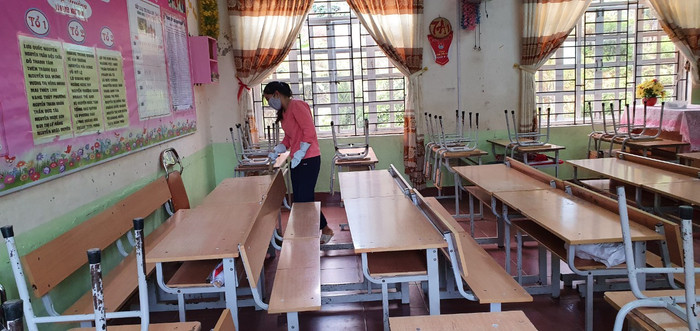 Tại Xín Mần, công tác vệ sinh lớp học được trú trọng trong thời gian học sinh nghỉ học. Ảnh: LC