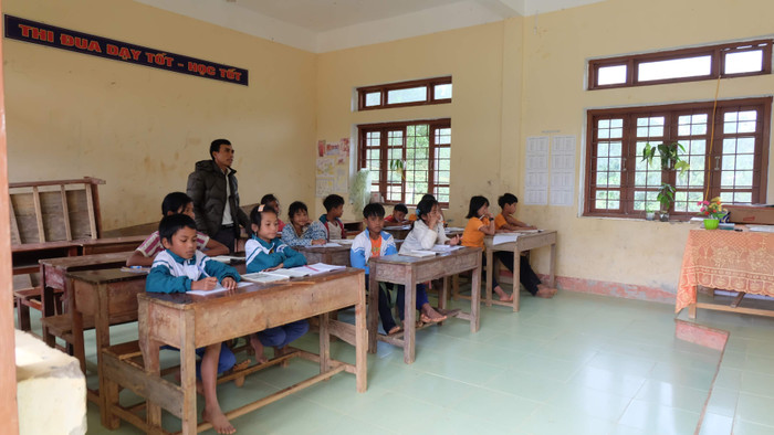 Thầy Phùng bảo, thầy sẽ tiếp tục lên lớp, tiếp tục đến với những điểm trường xa xôi của Trường Sơn, đến khi ngày bước chân mỏi mệt thì thôi. Ảnh: LC
