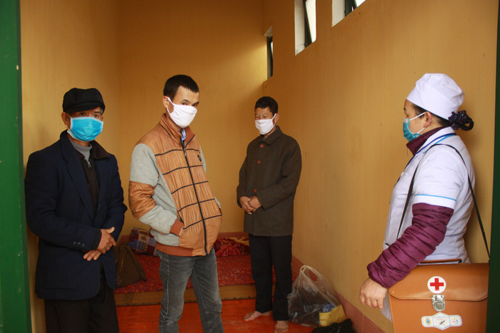 Những người đi lao động Trung Quốc được đón về trên địa bàn huyện Xín Mần được đưa vào trung tâm cách ly. Ảnh: NT