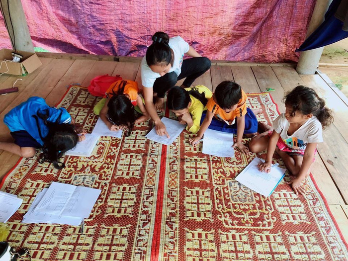 Các thầy cô giáo trường Tiểu học Húc đến từng điểm thôn để hướng dẫn, giao bài học tập cho các em. Xa vất vả, khó khăn hơn. Các thầy cô giáo trường Tiểu học Húc đến từng điểm thôn để hướng dẫn, giao bài học tập cho các em. Xa vất vả, khó khăn hơn.