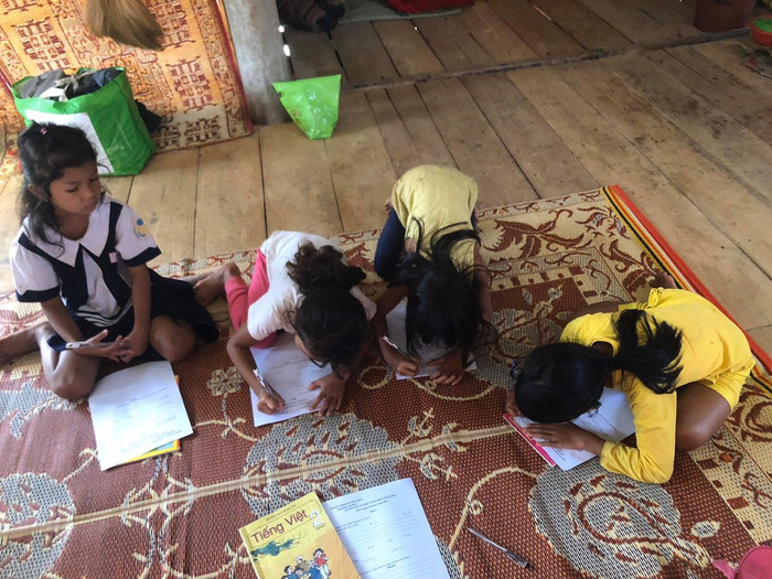 Một nhóm cặm cụi làm bài cô giáo giao. Một nhóm cặm cụi làm bài cô giáo giao.