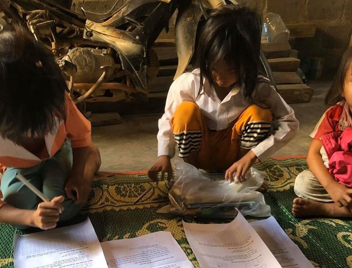 Không có bàn, dụng cụ học tập được gói trong gói nilon. Không có bàn, dụng cụ học tập được gói trong gói nilon.