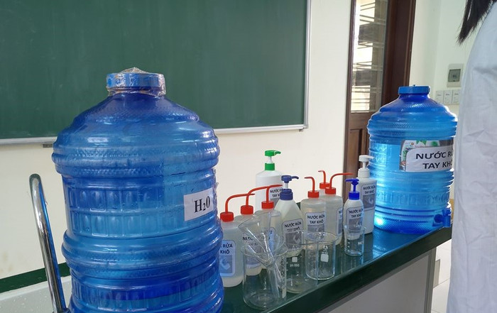 Mặc dù pha chế từ những nguyên liệu đơn giản, tuy nhiên, các thầy cô giáo cũng lưu ý việc pha nước rửa thay nên thực hiện thận trọng, đảm bảo an toàn cháy nổ. Ảnh do thầy Lý Chí Thành, Trường trung học phổ thông Hướng Hóa cung cấp.