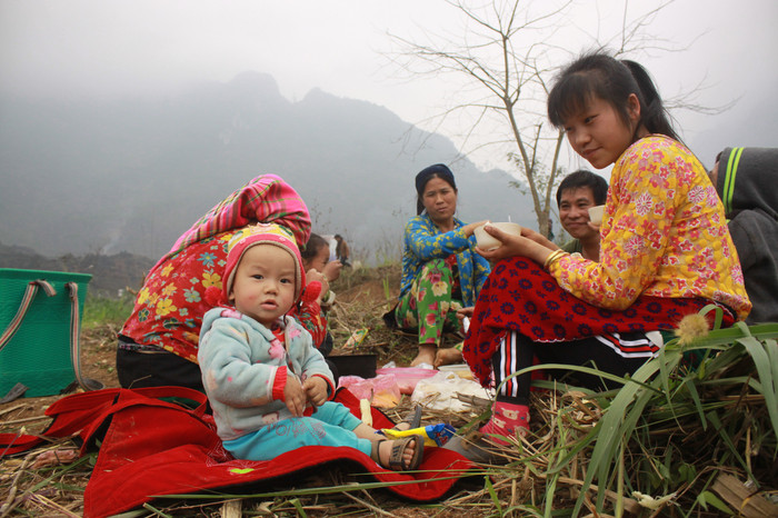 Cả nhà lên nương mùa trồng ngô.