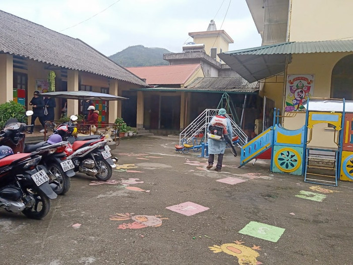 Công tác phun thuốc khử trùng lớp học được thực hiện rộng rãi ở huyện Đồng Văn. Ảnh: LC Công tác phun thuốc khử trùng lớp học được thực hiện rộng rãi ở huyện Đồng Văn. Ảnh: LC