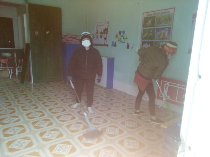 Trong thời gian học sinh nghỉ học, các giáo viên tham gia vệ sinh trường, lớp. Trong thời gian học sinh nghỉ học, các giáo viên tham gia vệ sinh trường, lớp.