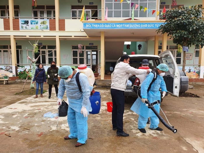 Các trường học ở Đồng Văn khử trùng toàn bộ khuôn viên của trường. Ảnh: PGD Đồng Văn. Các trường học ở Đồng Văn khử trùng toàn bộ khuôn viên của trường. Ảnh: PGD Đồng Văn.