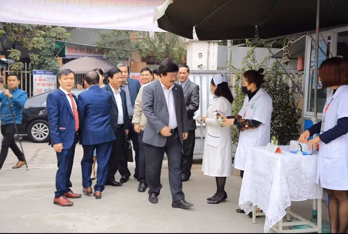 Đoàn công tác của Tổng cục Giáo dục nghề nghiệp kiểm tra phòng chống dịch Covid- 19 tại trường Cao đẳng Công thương Việt Nam. Ảnh: gdnn.gov.vn