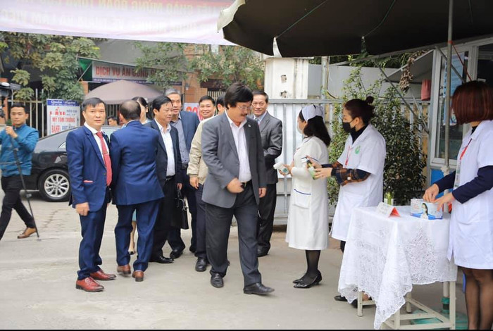 Đoàn công tác của Tổng cục Giáo dục nghề nghiệp kiểm tra phòng chống dịch Covid- 19 tại trường Cao đẳng Công thương Việt Nam. Ảnh: gdnn.gov.vn Đoàn công tác của Tổng cục Giáo dục nghề nghiệp kiểm tra phòng chống dịch Covid- 19 tại trường Cao đẳng Công thương Việt Nam. Ảnh: gdnn.gov.vn