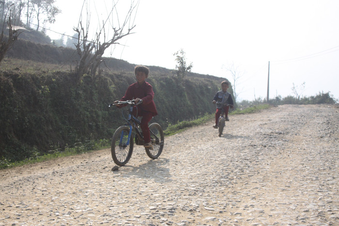Trẻ em miền núi hồn nhiên vui chơi trong nắng Xuân.