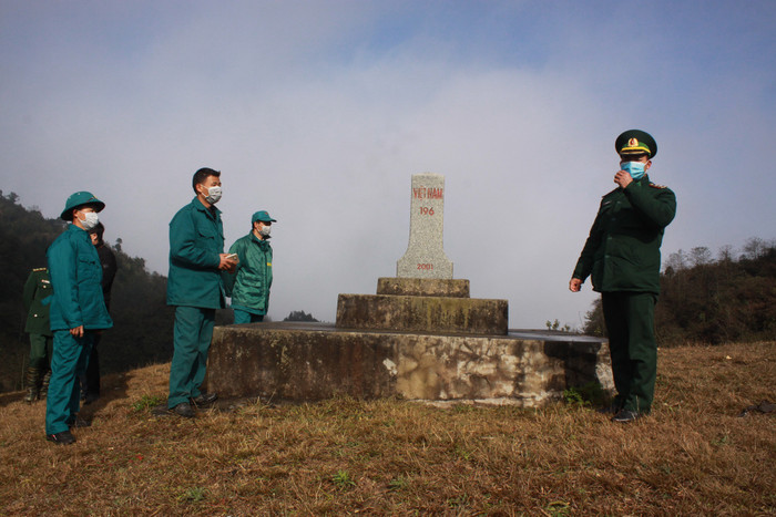 Viêc chống dịch được thực hiện từ ngay sát đường biên. Ảnh: NT