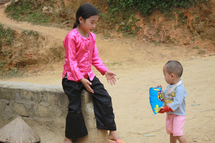 Thay vì đi học, chị ở nhà trông em cho bố mẹ lên nương.