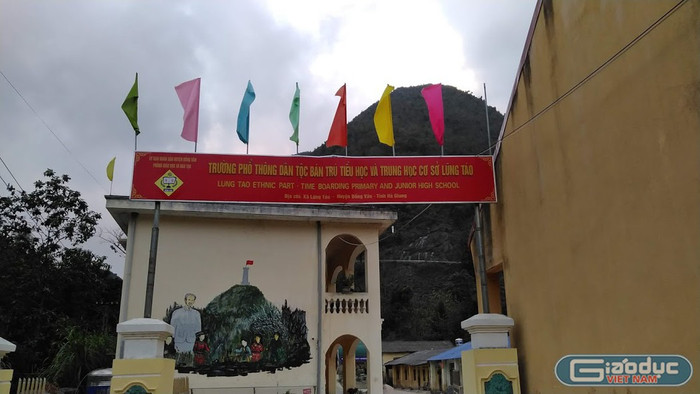 Trường Phổ thông dân tộc bán trú Tiểu học và Trung học cơ sở Lũng Táo nằm sát đường biên giới Việt - Trung. Hiện các em học sinh bán trú đã nghỉ học. Ảnh: LC. Trường Phổ thông dân tộc bán trú Tiểu học và Trung học cơ sở Lũng Táo nằm sát đường biên giới Việt - Trung. Hiện các em học sinh bán trú đã nghỉ học. Ảnh: LC.