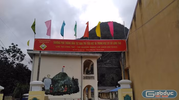 Trường Phổ thông dân tộc bán trú Tiểu học và Trung học cơ sở Lũng Táo nằm sát đường biên giới Việt - Trung. Hiện các em học sinh bán trú đã nghỉ học. Ảnh: LC.