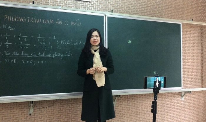 Giáo viên trường Trung học cơ sở Tân Thành thực hiện video giảng dạy trực tuyến. Ảnh: PV Giáo viên trường Trung học cơ sở Tân Thành thực hiện video giảng dạy trực tuyến. Ảnh: PV
