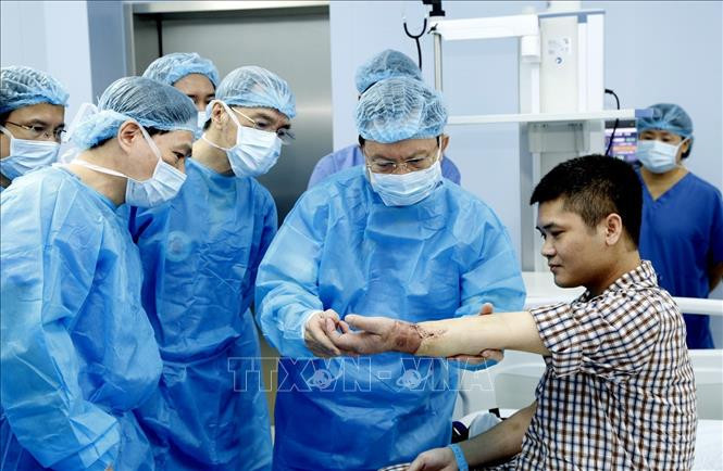 Việt Nam đã thực hiện thành công ca ghép tay đầu tiên trên thế giới từ người cho sống. Ảnh TTXVN Việt Nam đã thực hiện thành công ca ghép tay đầu tiên trên thế giới từ người cho sống. Ảnh TTXVN