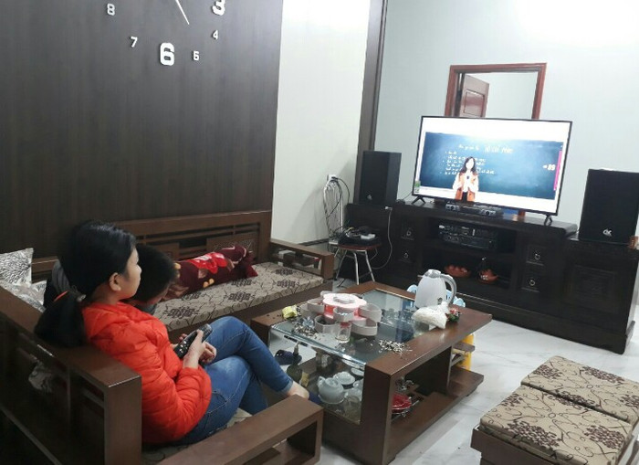 Học sinh trường Trung học cơ sở Tân Thành dễ dàng theo dõi bài giảng trực tuyến của giáo viên ở nhà. Ảnh: Phương Vi Học sinh trường Trung học cơ sở Tân Thành dễ dàng theo dõi bài giảng trực tuyến của giáo viên ở nhà. Ảnh: Phương Vi