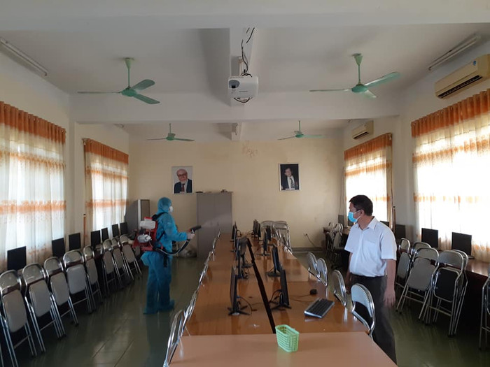 Công tác vệ sinh trường học đang được ngành Giáo dục Quảng Trị thực hiện. (Trong ảnh: Công tác khử trùng tại trường Trung học phổ thông Đông Hà)