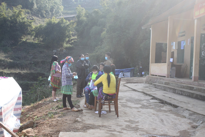 Nhiều phụ nữ đi lao động Trung Quốc được đón về và đưa vào các trung tâm cách ly. Ảnh: NT