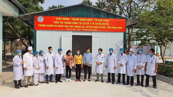 Sáng 26/2, bệnh nhân N.V.V (55 tuổi, ở Sơn Lôi, Bình Xuyên, Vĩnh Phúc) dương tính với virus Covid- 19 đã khỏi bệnh và được ra viện. Ảnh TTXVN Sáng 26/2, bệnh nhân N.V.V (55 tuổi, ở Sơn Lôi, Bình Xuyên, Vĩnh Phúc) dương tính với virus Covid- 19 đã khỏi bệnh và được ra viện. Ảnh TTXVN