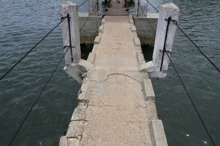 Được biết "tuổi" của cây cầu "Vĩnh biệt" này đã trên 20 năm nên nhiều đoạn trên cầu xuống cấp nghiêm trọng, rất nguy hiểm. Đã có người khi đi qua cầu đến đoạn tấm đanh hư hỏng bị sụp xuống sông và rơi theo, tử vong. Được biết "tuổi" của cây cầu "Vĩnh biệt" này đã trên 20 năm nên nhiều đoạn trên cầu xuống cấp nghiêm trọng, rất nguy hiểm. Đã có người khi đi qua cầu đến đoạn tấm đanh hư hỏng bị sụp xuống sông và rơi theo, tử vong.