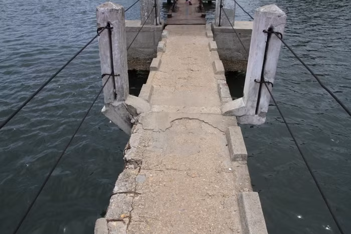 Được biết "tuổi" của cây cầu "Vĩnh biệt" này đã trên 20 năm nên nhiều đoạn trên cầu xuống cấp nghiêm trọng, rất nguy hiểm. Đã có người khi đi qua cầu đến đoạn tấm đanh hư hỏng bị sụp xuống sông và rơi theo, tử vong.