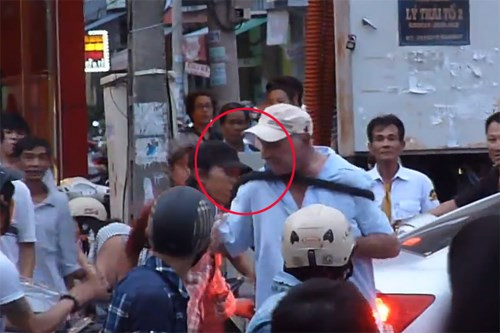 Hình ảnh cắt từ clip được đưa lên mạng Youtube anh Phước bức xúc kéo ngã ông Dennis Marshall Gray. Hình ảnh cắt từ clip được đưa lên mạng Youtube anh Phước bức xúc kéo ngã ông Dennis Marshall Gray.