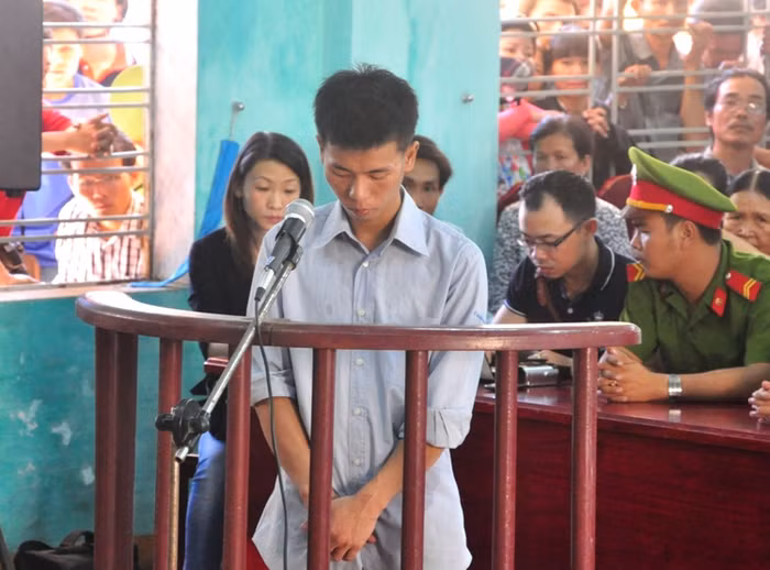 Phan Văn Sơn cúi gằm mặt trước vành móng ngựa tại phiên tòa lưu động vào sáng ngày 10/8.