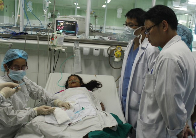 Em Lâm Thị Ny đang được cấp cứu ở bệnh viện Phụ sản Nhi - Đà Nẵng. Ảnh H.Q Em Lâm Thị Ny đang được cấp cứu ở bệnh viện Phụ sản Nhi - Đà Nẵng. Ảnh H.Q