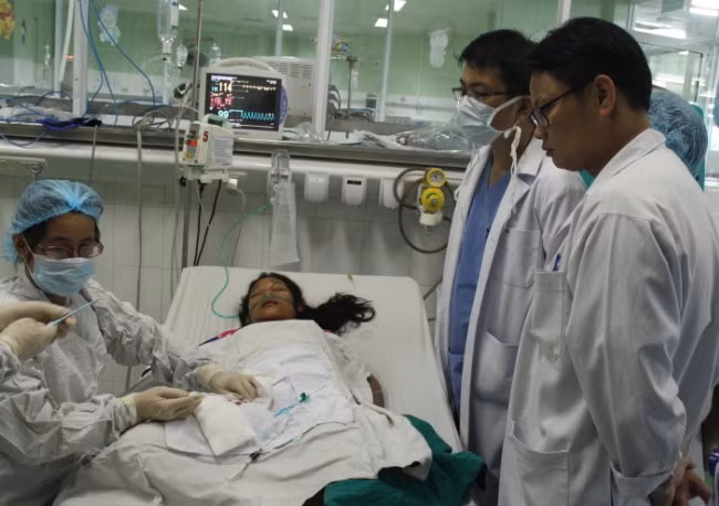 Em Lâm Thị Ny đang được cấp cứu ở bệnh viện Phụ sản Nhi - Đà Nẵng. Ảnh H.Q
